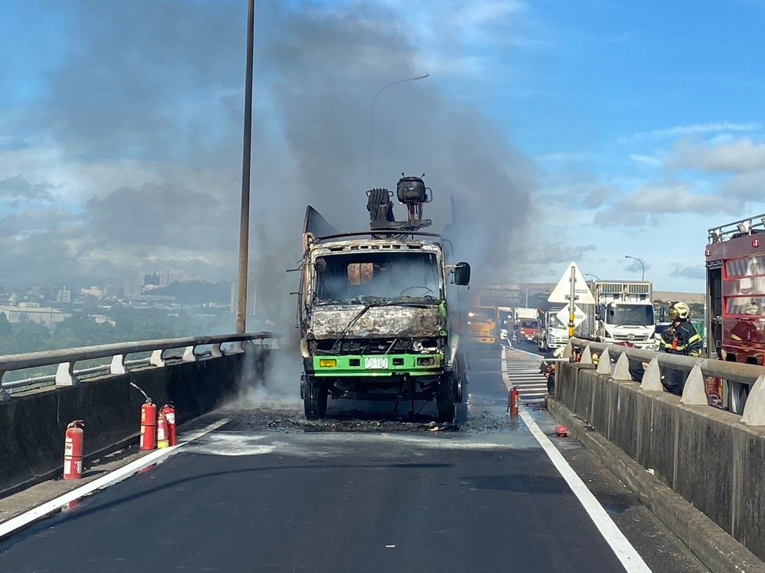 【有片】台66中豐路匝道火燒車 大貨車駕駛驚險逃生 226277 0