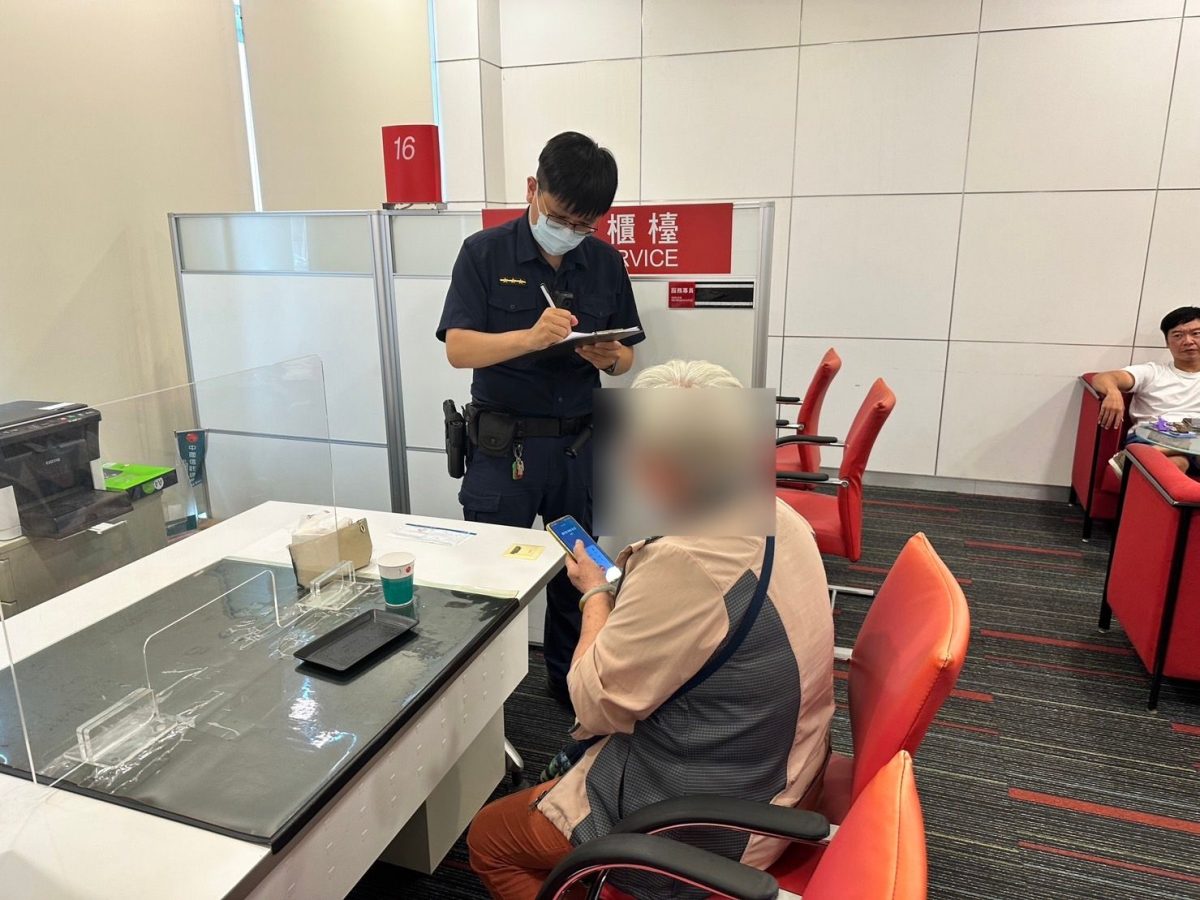 6旬婦填匯款單「頻做1舉動」 行員急叩平警到場關心 226491 0 scaled