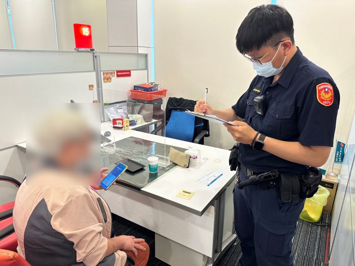 6旬婦填匯款單「頻做1舉動」 行員急叩平警到場關心 226492 0 scaled