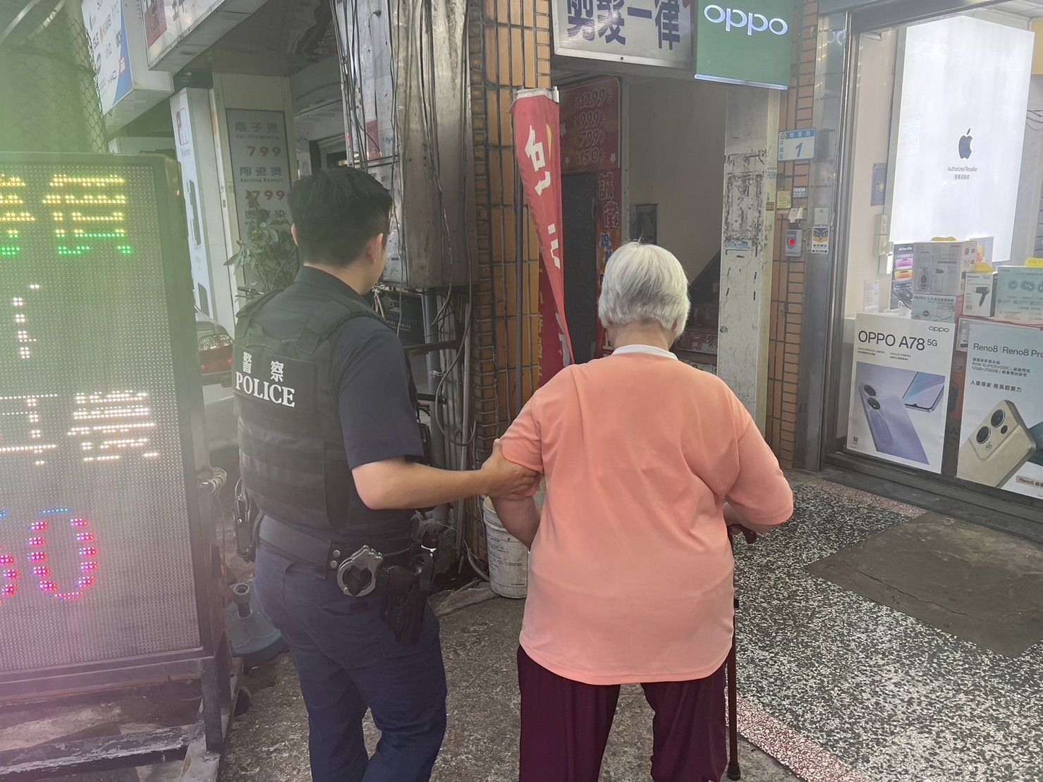 7旬老婦迷途呆站路中 平鎮暖警助平安返家 235782