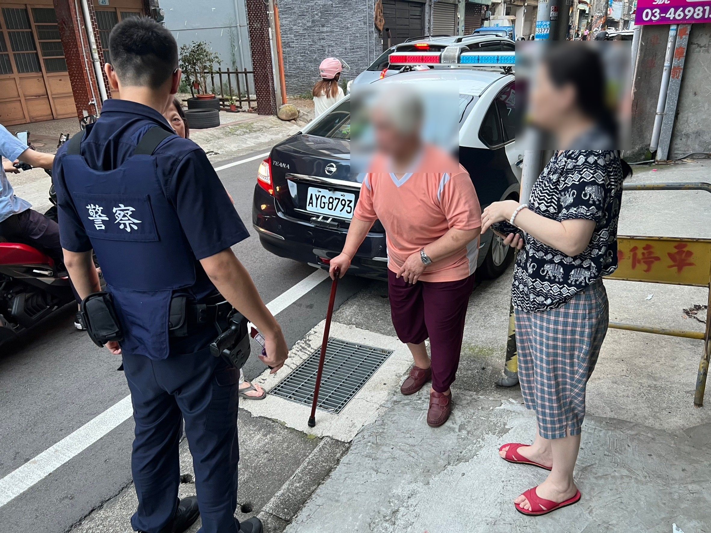 7旬老婦迷途呆站路中 平鎮暖警助平安返家 235783