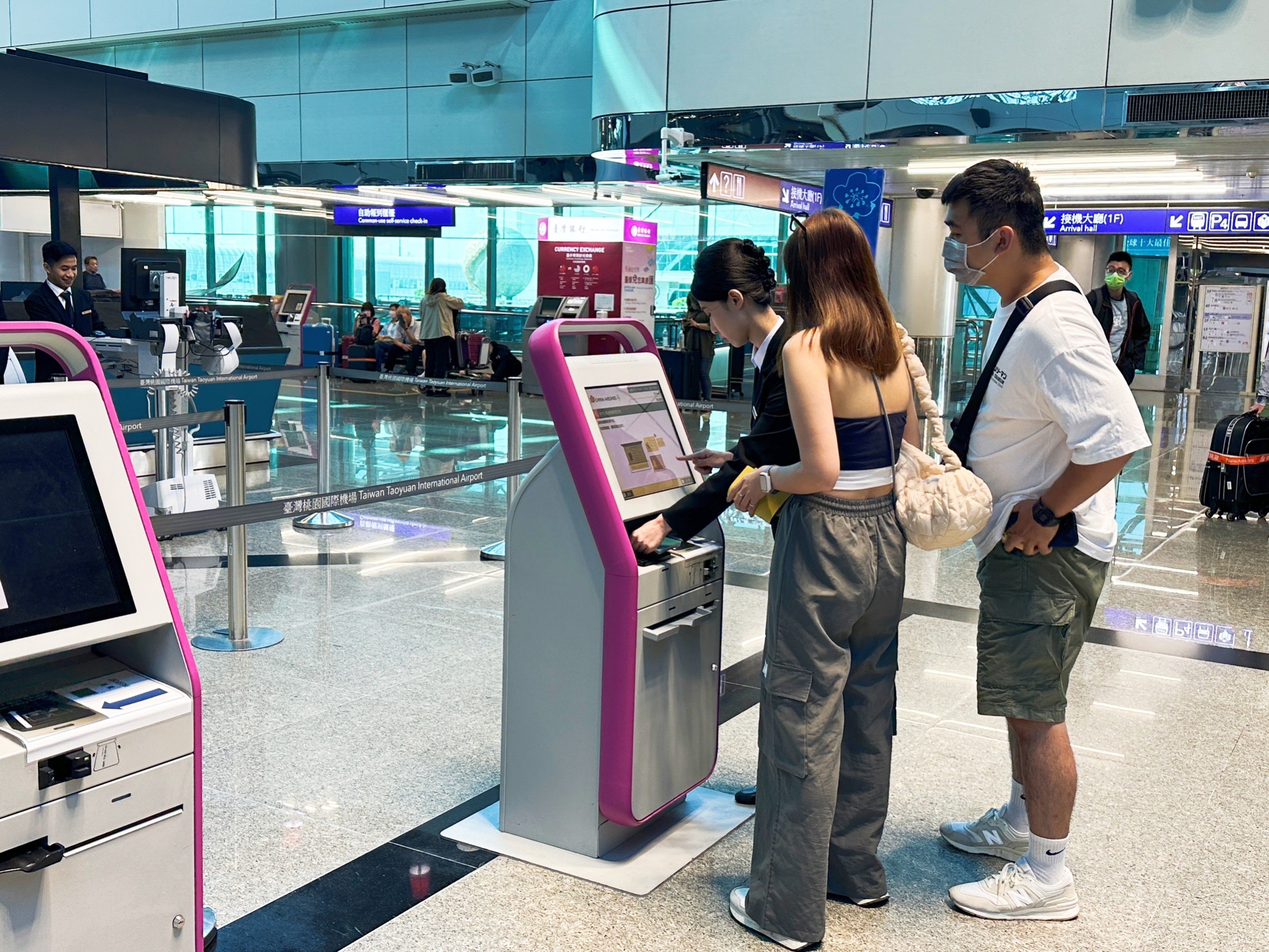 2連假期間鼓勵旅客多用手機APP、網路報到及自助報到機，加快報到效率。 1