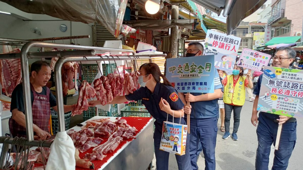 大園警響應「交通安全月」 前往市場加強宣導