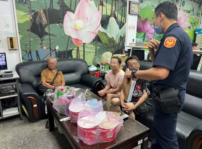 8旬翁獨自外出迷途 大園暖警助兄妹團聚 303696 1