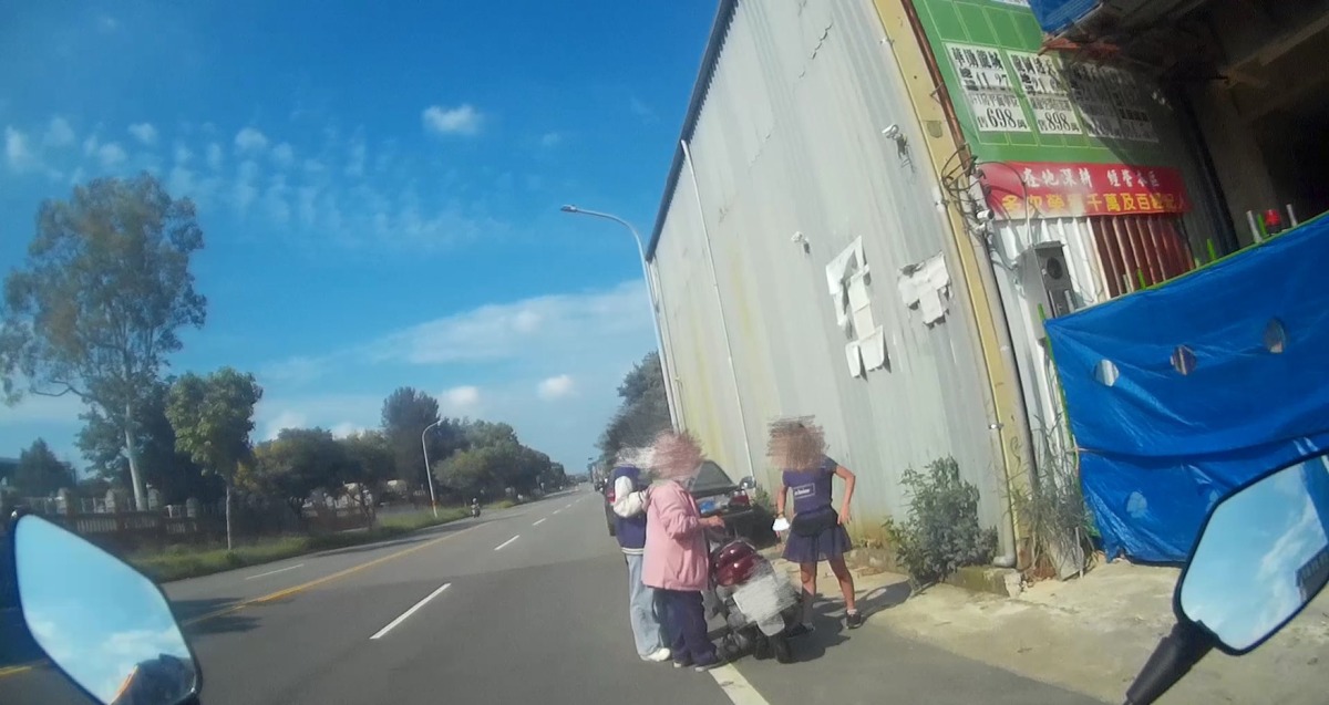 祖孫3人機車沒油受困郊外 八德暖警及時伸援手助解圍