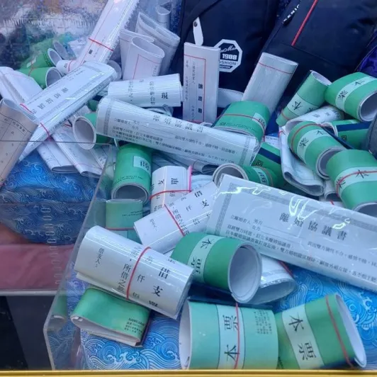 桃園夜市夾娃娃機出現這商品 網:夾到才能離婚?