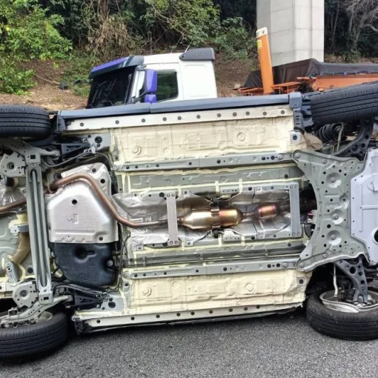 撞到工程緩撞車!國1南下自小客翻覆駕駛送醫