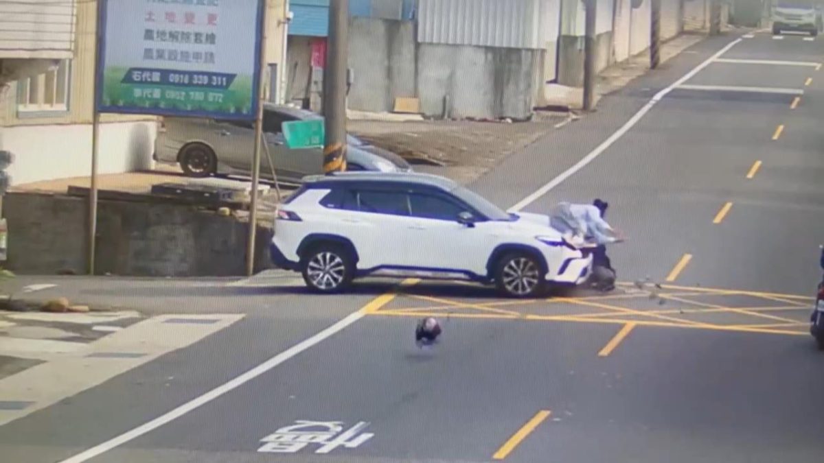 【有片】疑閃避不及!直行機車撞左轉汽車 騎士噴飛骨折 4654768745 scaled