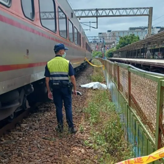 台鐵內壢站驚傳落軌 男遭自強號撞身亡