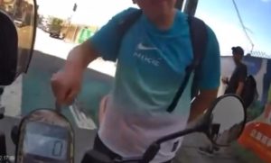 【有片】走在路中央遭按喇叭提醒 男大生暴怒「我是行人欸」