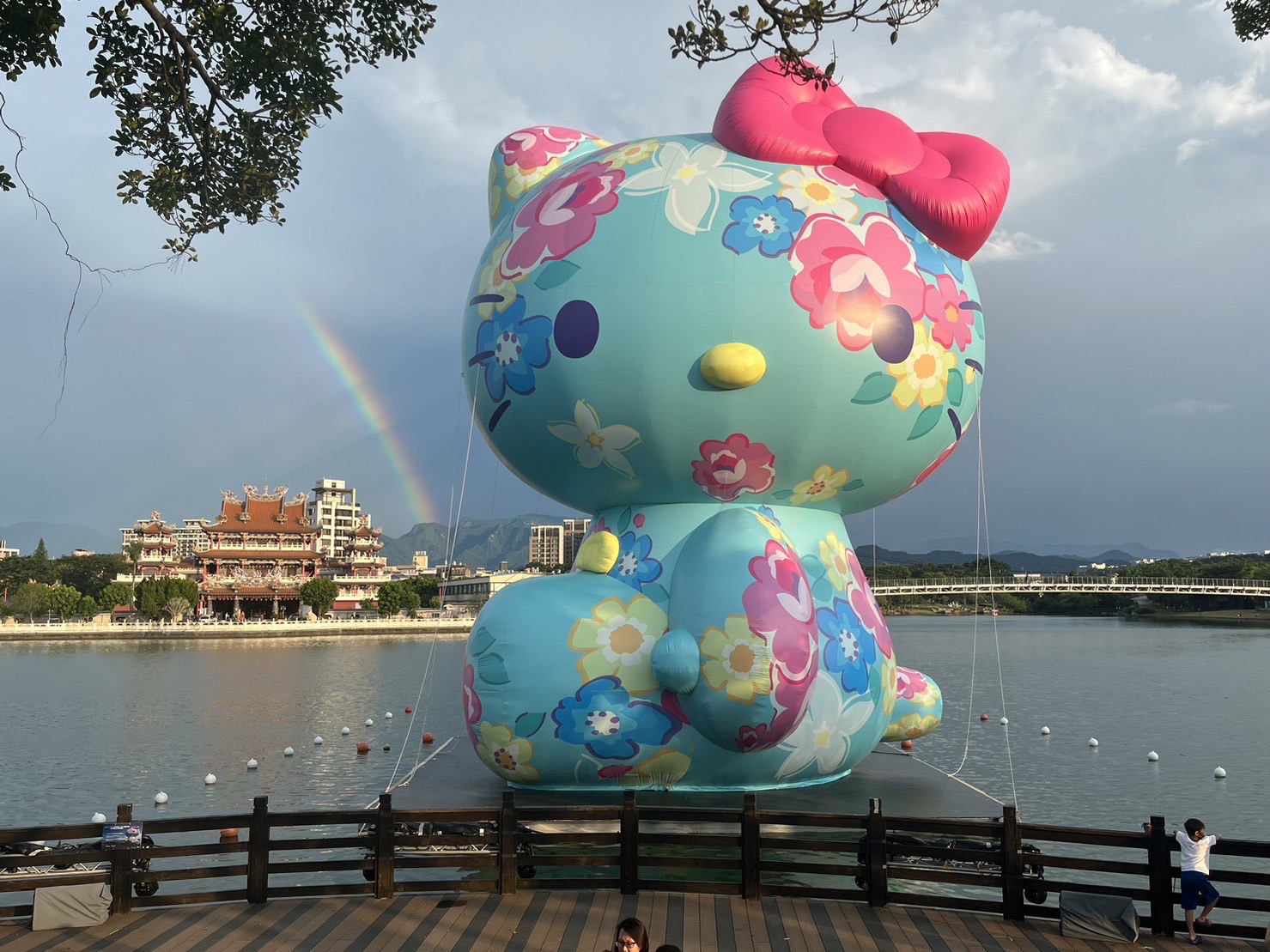 點水上裝置作品《Hello Kitty來作客》展期至9/17 快把握最後展期 S 104570918 0