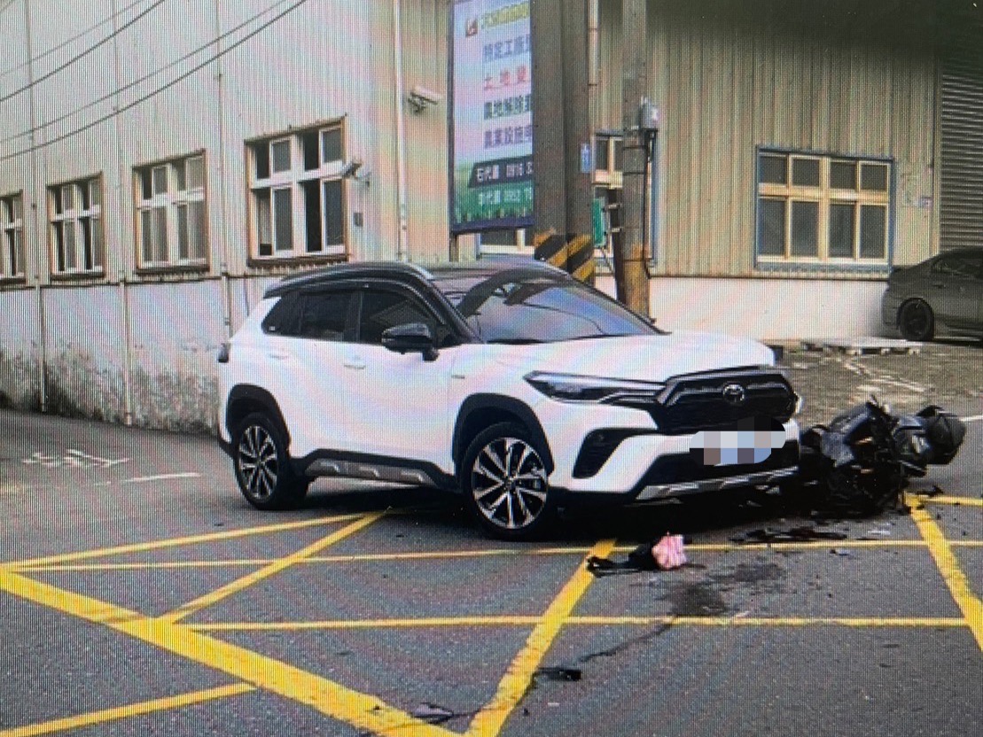 【有片】疑閃避不及!直行機車撞左轉汽車 騎士噴飛骨折 S 11100525