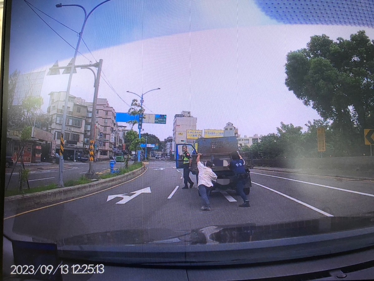 貨車卡路中動彈不得 警民合力推車解圍 S 11378752