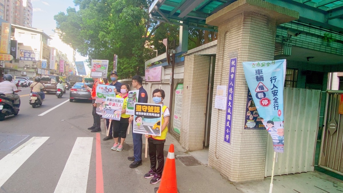 9月交通安全月 八德警踩街宣導提升市民路權觀念 S 134799378