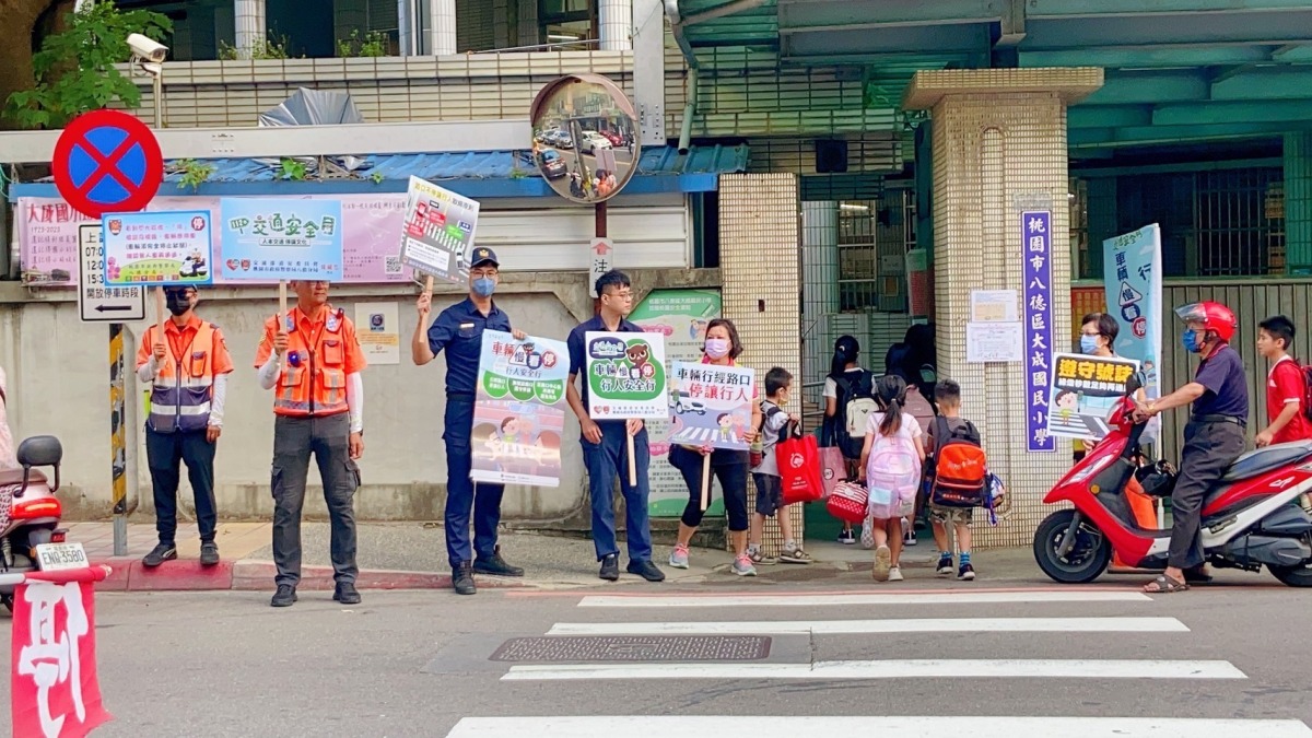 9月交通安全月 八德警踩街宣導提升市民路權觀念 S 18841638
