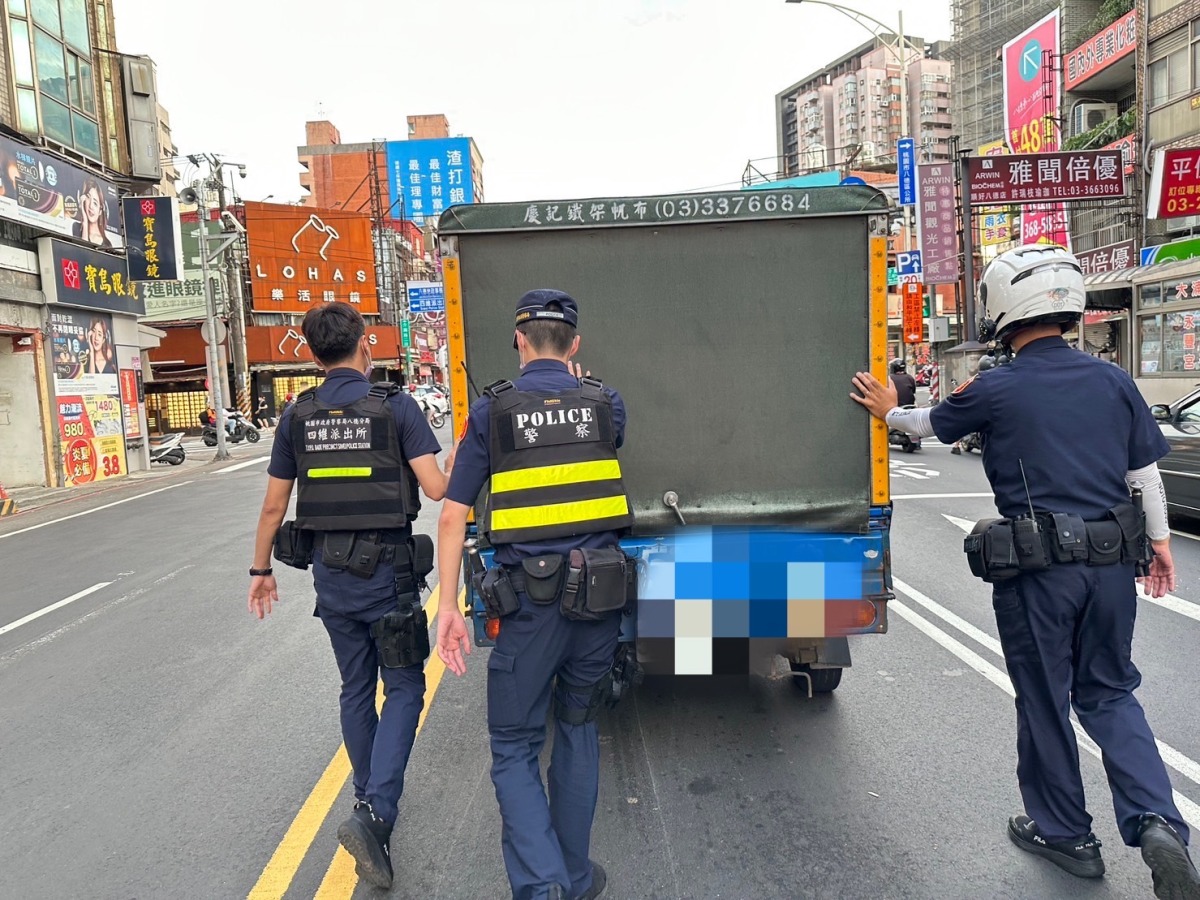 小貨車下班時間拋錨卡路中 八德警奮力推車解圍 S 18890769 0