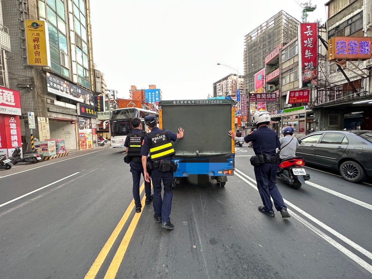 小貨車下班時間拋錨卡路中 八德警奮力推車解圍 S 18890770 0