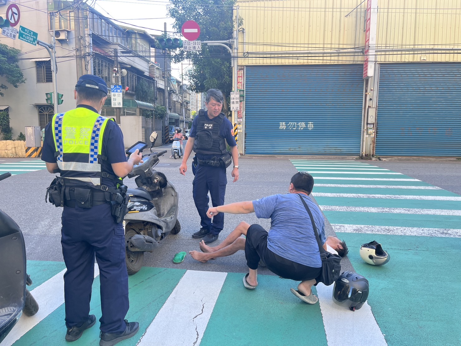 男子騎車途中突發病路倒抽搐 八德警消即時救援 S 19693603