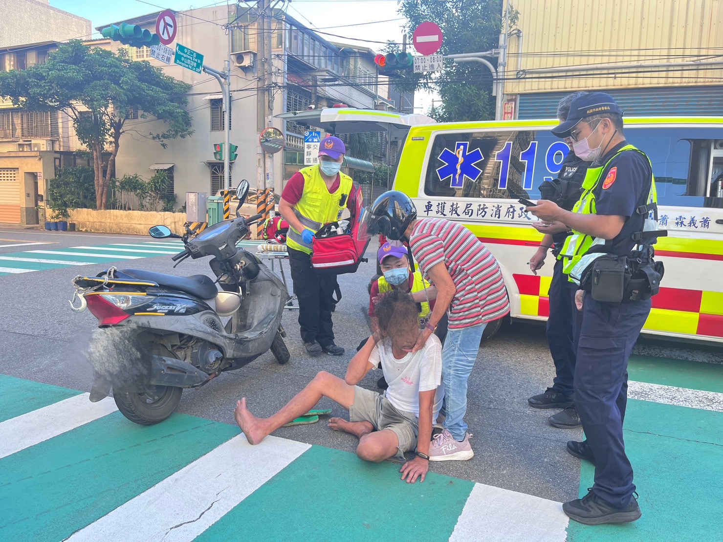 男子騎車途中突發病路倒抽搐 八德警消即時救援 S 19693606