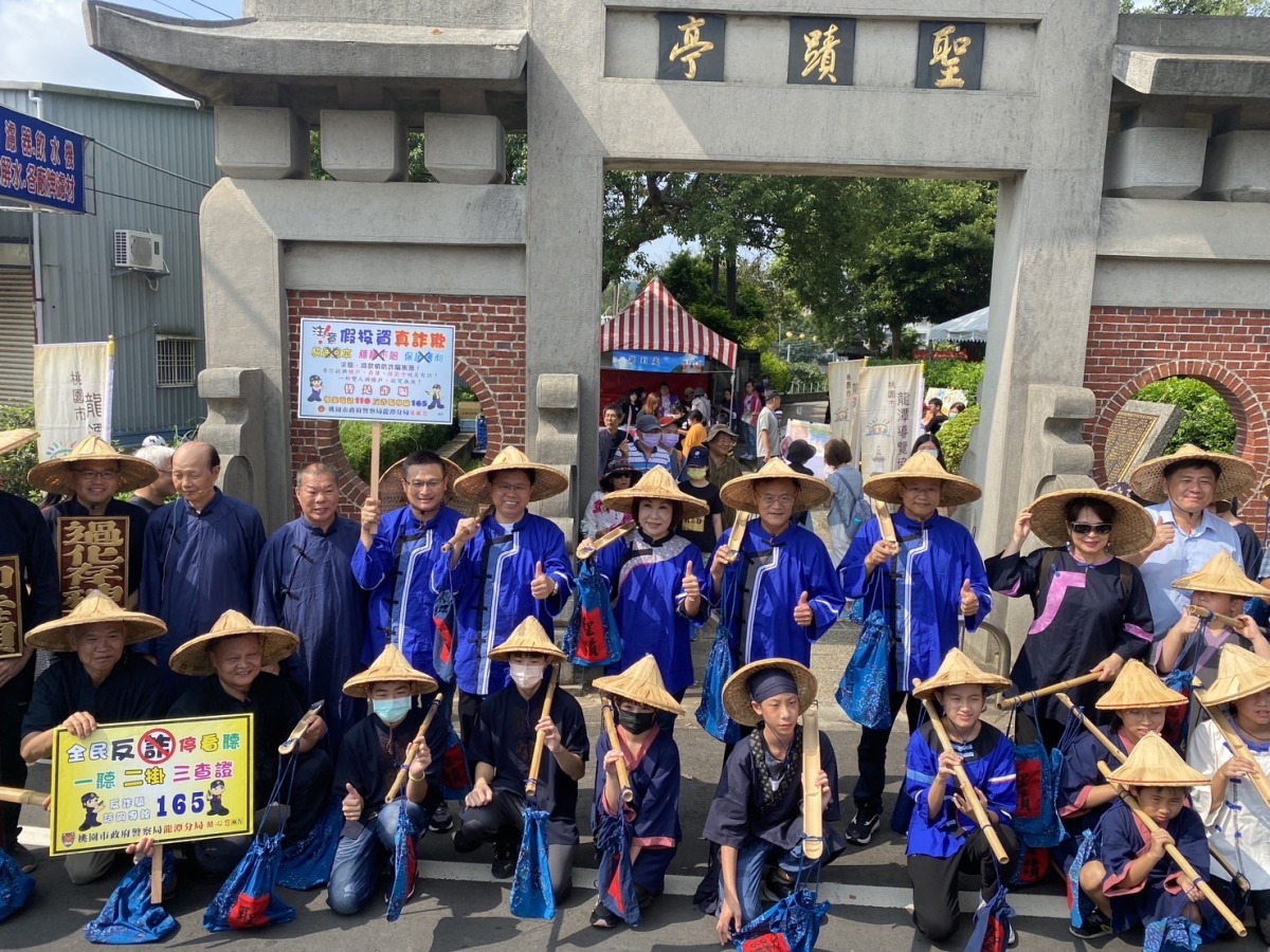 龍潭警防詐少年團與桃市府秘書長一同送聖蹟反詐 S 20971864