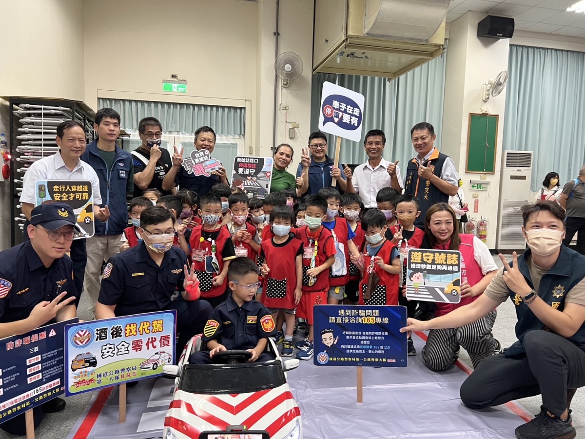 桃警舉辦交通安全宣導活動 籲行人勿違規穿越馬路 S 21872670 0