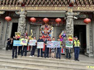 大園警前進甘泉寺中元普渡活動 宣導交通安全觀念