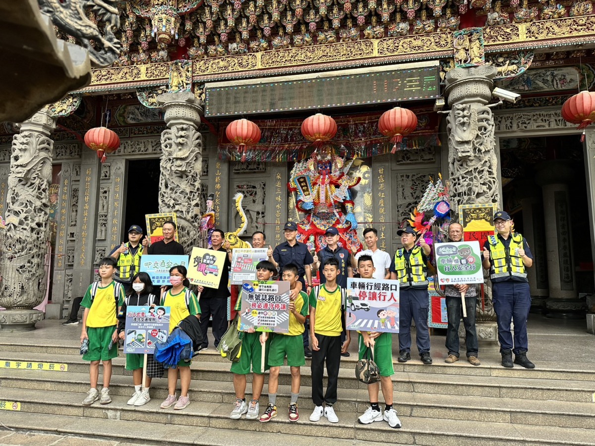 大園警前進甘泉寺中元普渡活動 宣導交通安全觀念 S 219930829 0