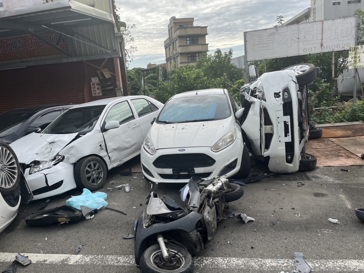 【有片】闖紅燈撞機車後翻覆 騎士受傷路邊4車遭波及 S 277790729