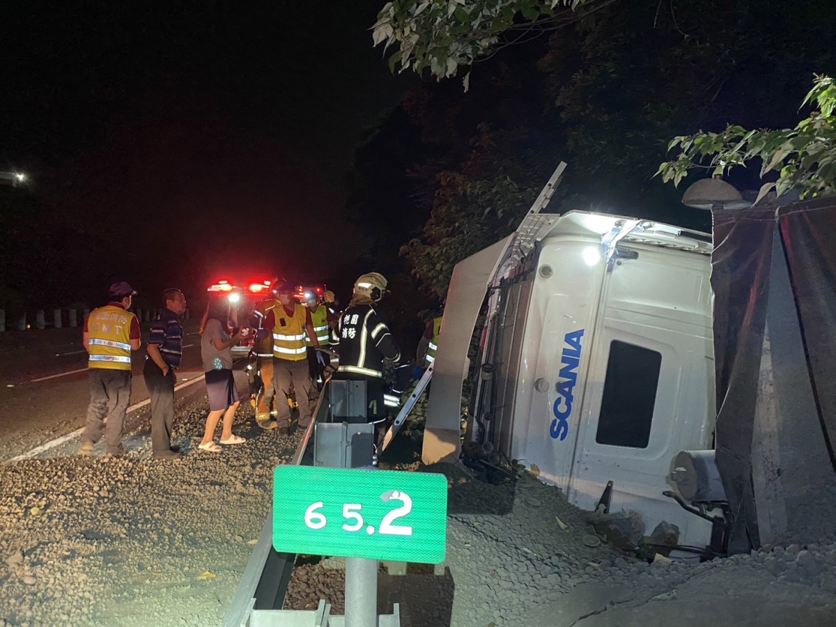 國3南下大溪路段聯結車衝下邊坡 駕駛輕傷 S 33300615