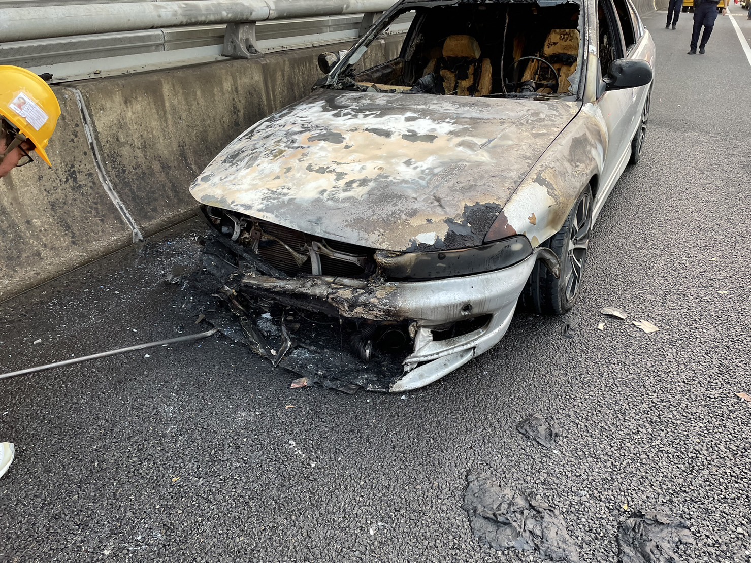 國2八德大湳段火燒車 自小客車成廢鐵 S 33857543 0