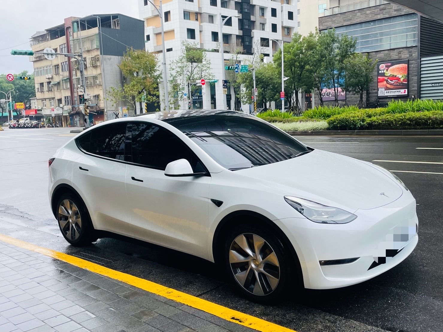 報公帳開電動跑車還爽領刷卡金?科技新貴形象全靠裝! S 33906720