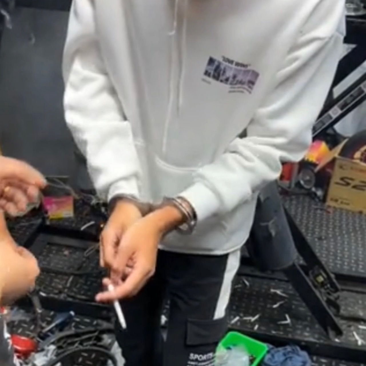 【有片】6屁孩玩警用手銬解不開 學警押犯人嚇壞鎖匠 S 5586951