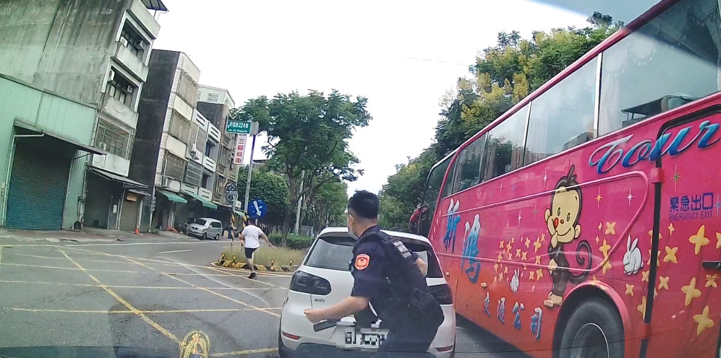 【有片】見警加速逃自撞分隔島 副駕下車拔腿狂奔仍被逮 S 66076767 0