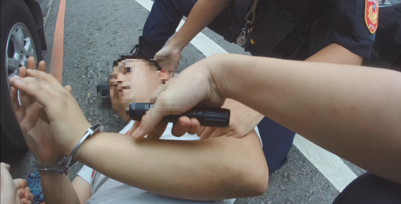 【有片】見警加速逃自撞分隔島 副駕下車拔腿狂奔仍被逮 S 66076769 0