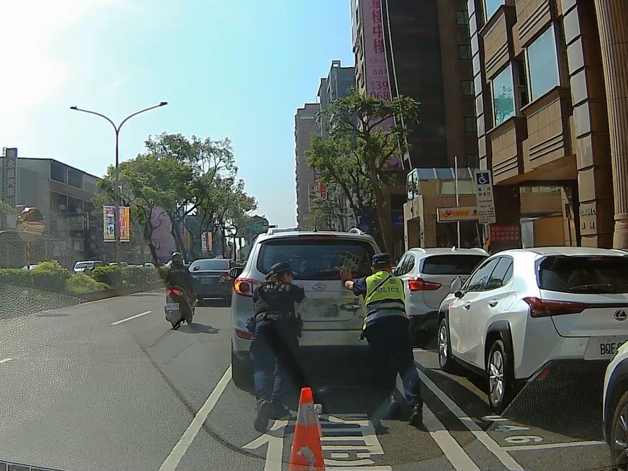 女子開車送貨遇這事 急向龜山警揮手求救 S 77905928 0