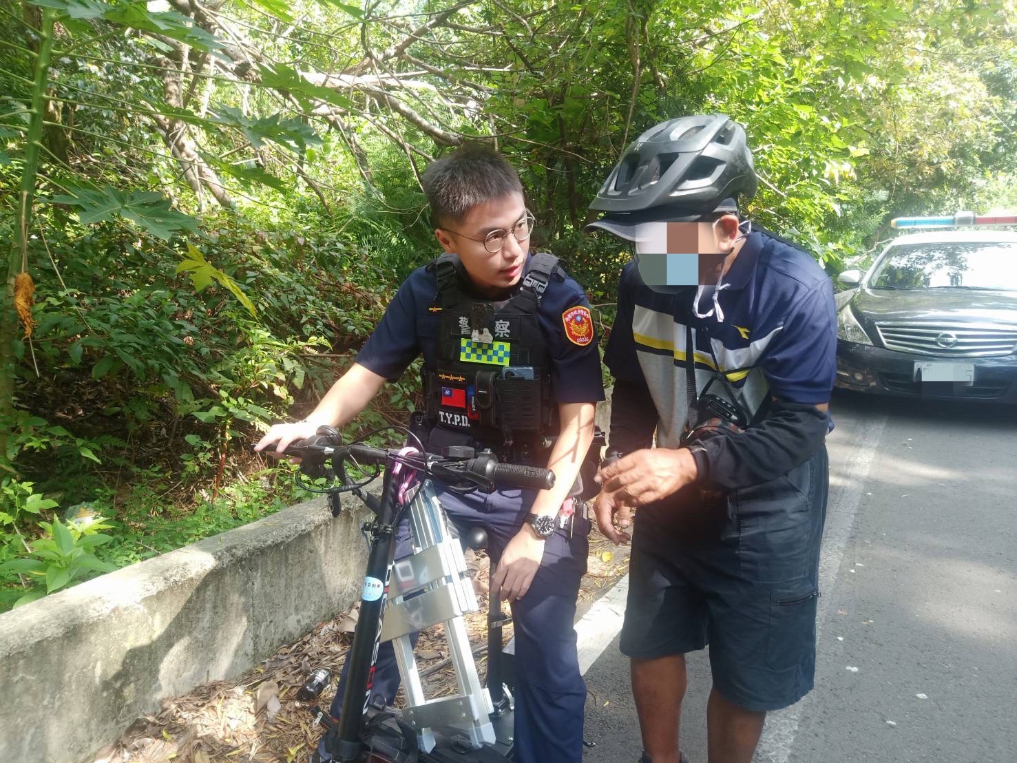 老翁下坡剎車突失靈好無助 龜山暖警即時助解圍 S 78012424