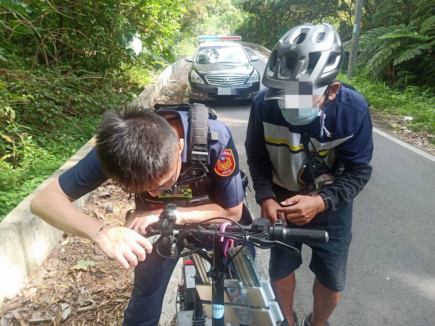 老翁下坡剎車突失靈好無助 龜山暖警即時助解圍 S 78012425