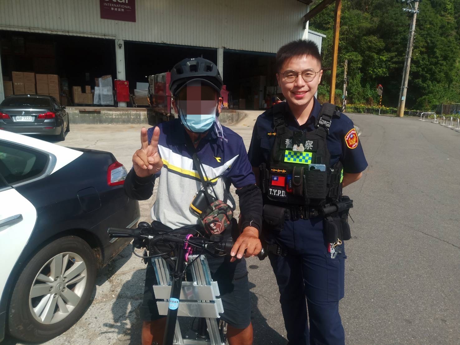 老翁下坡剎車突失靈好無助 龜山暖警即時助解圍 S 78012426