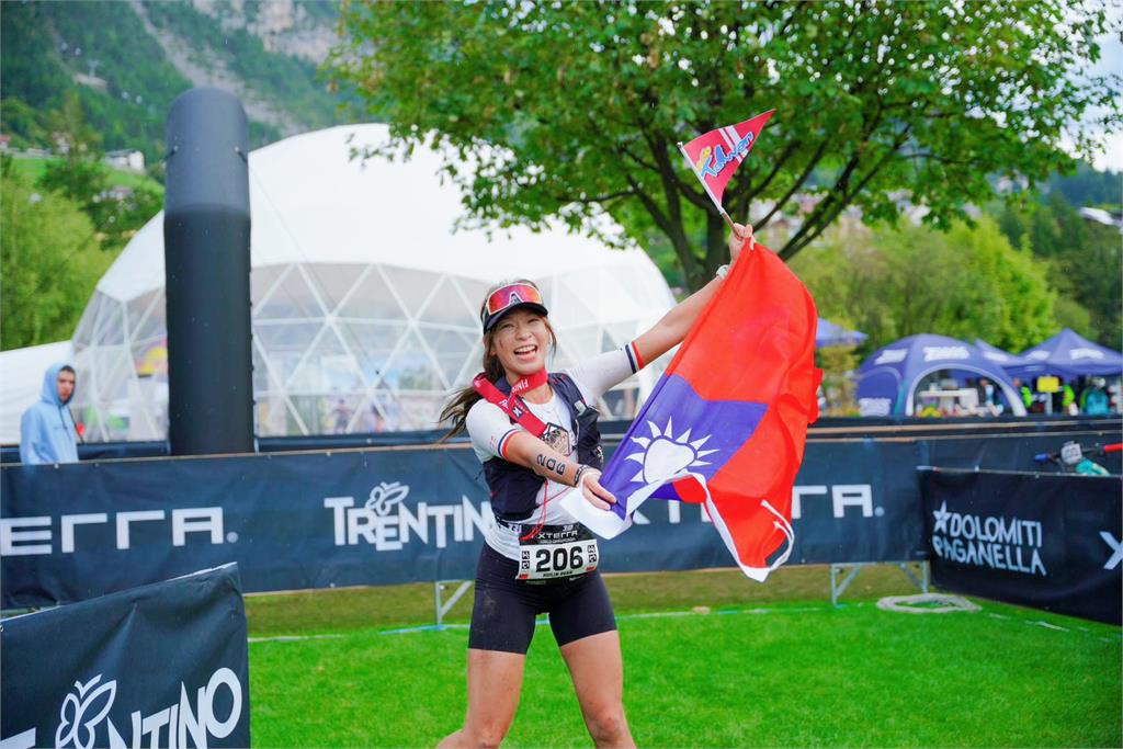 段慧琳帶國旗奔向終點,老公感動喊「重新愛上妳一次!」