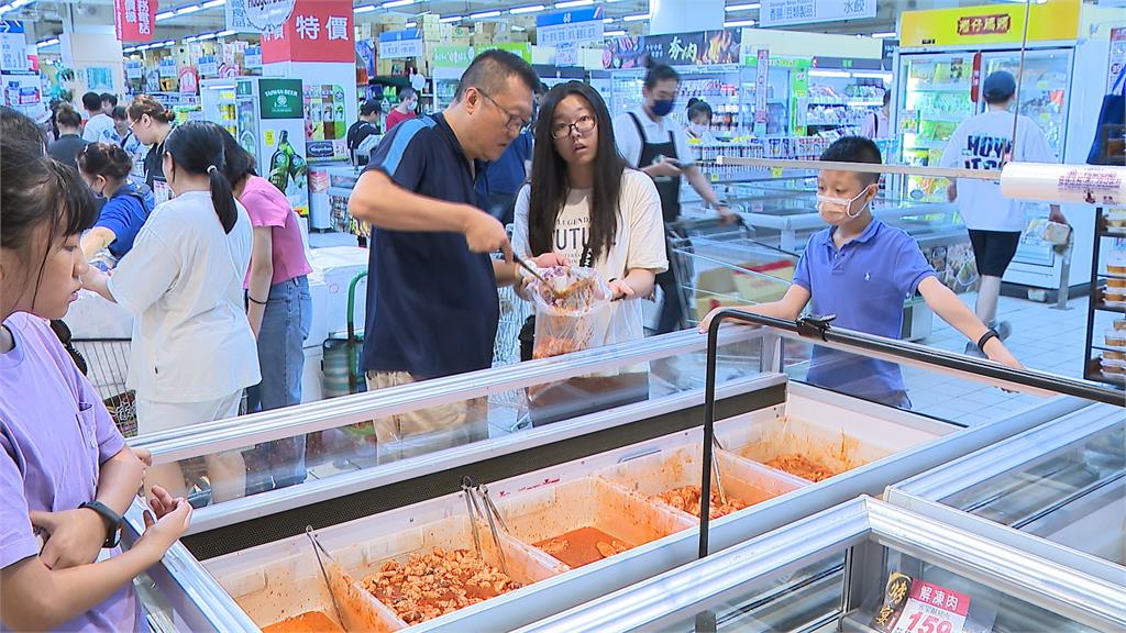 中秋烤肉夯! 賣場設「烤肉專區」湧人潮 補貨補不停