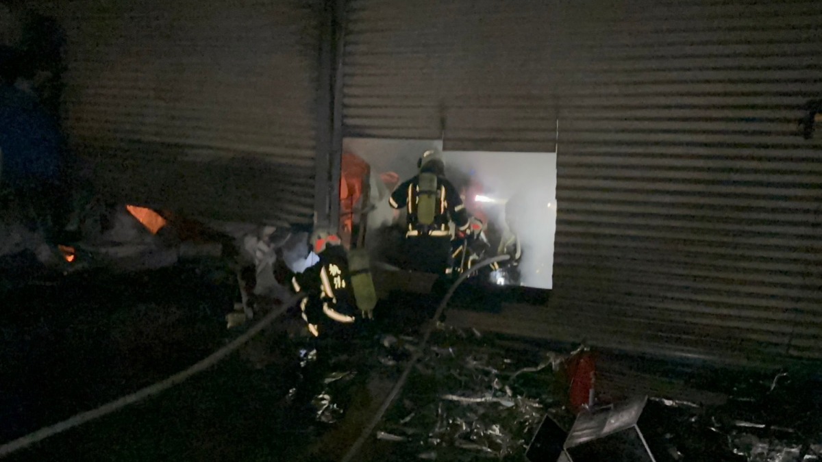 平鎮汽修廠深夜冒惡火 桃消出動79人救災 image 6289291235394949847 0