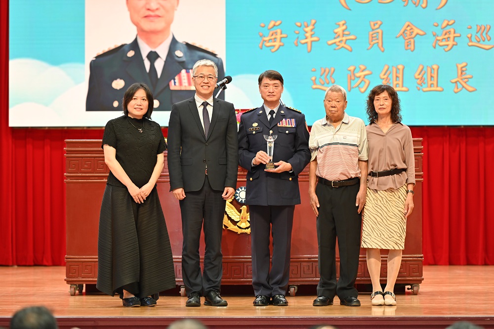 警大迎87周年校慶 7傑出校友獲表揚 吳堂安次長與傑出校友及眷屬合影