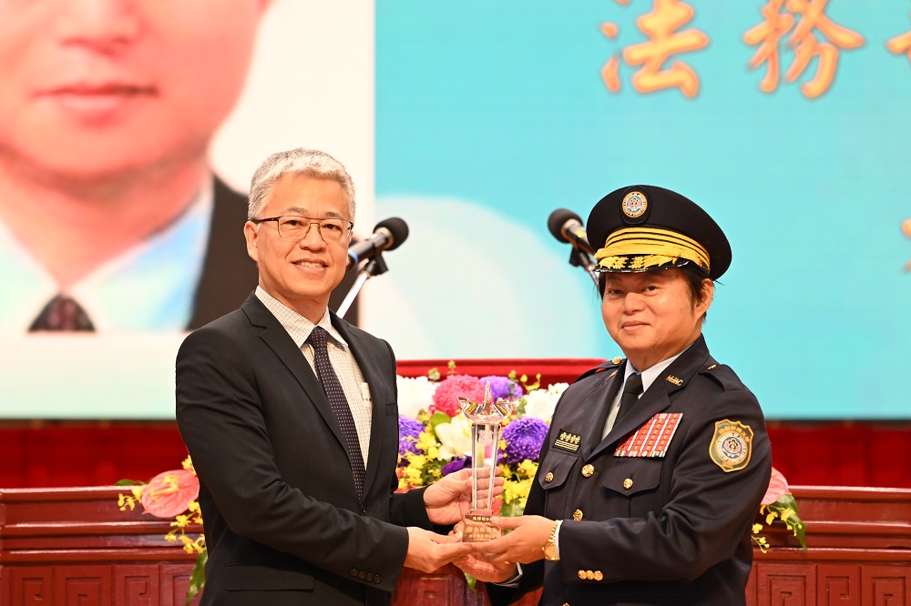 警大迎87周年校慶 7傑出校友獲表揚 吳堂安次長頒發傑出校友獎座矯正署周輝煌署長
