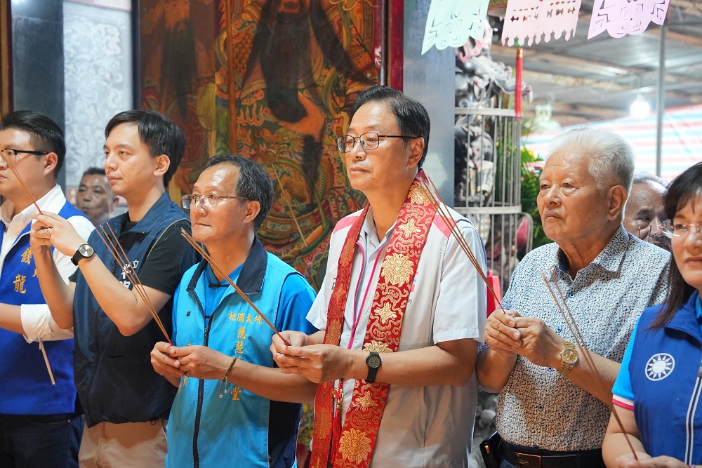 張善政前往慈慧慈惠堂為母娘祝壽。圖：陳毅攝。