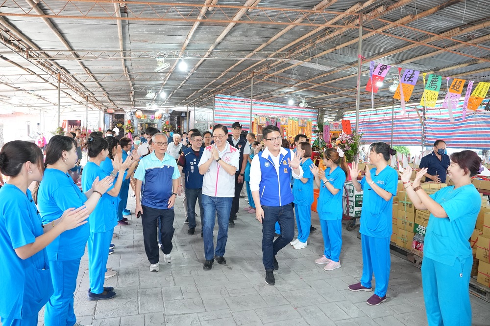 張善政受到廟方列隊歡迎。圖：陳毅攝。