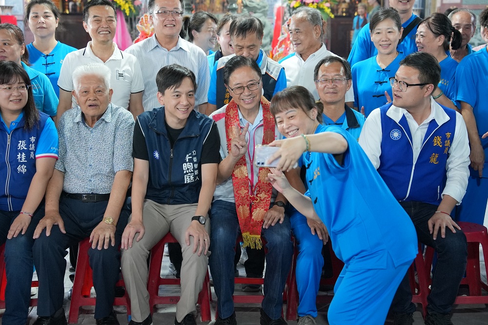 張善政赴慈慧慈惠堂參香，與廟方小編自拍。圖：陳毅攝。
