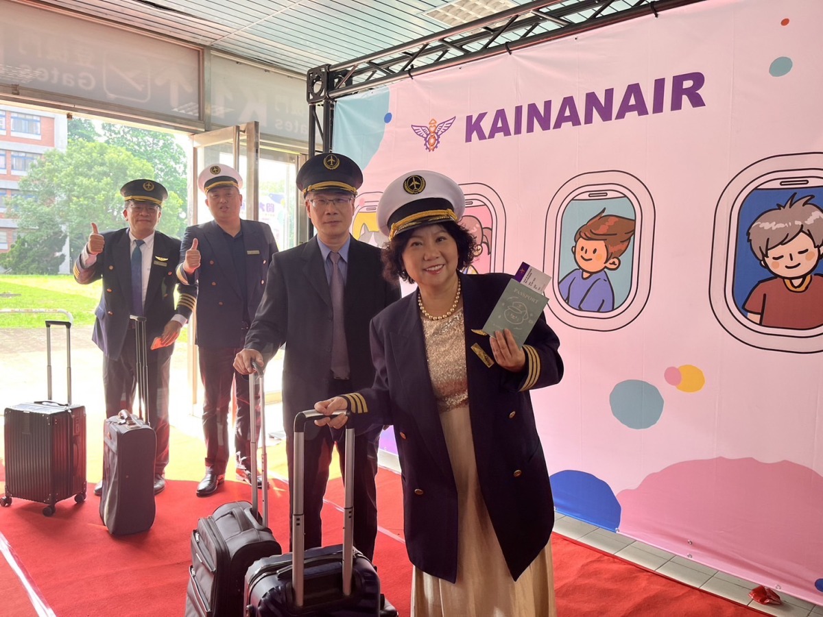 林玥秀校長，副機長賴沅暉副校長右二與郭晉源副校長左三、陳炳良學務長準備登機