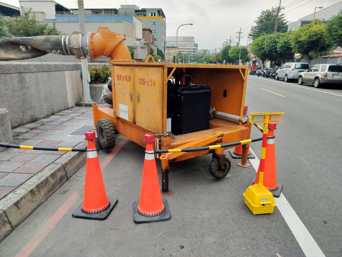 海葵颱風直撲北台 桃園水務局預佈抽水機待命 桃園區興邦路抽水機預佈 0 scaled