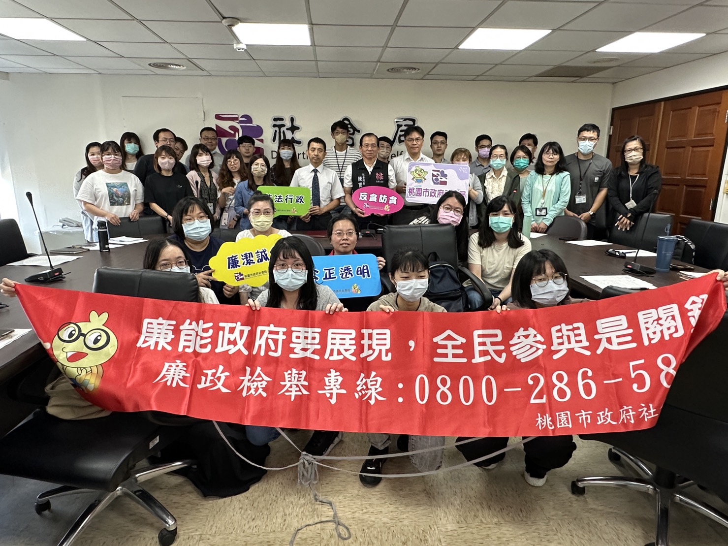 桃園市政府社會局辦理公共場館安全與消防避難講習全體同仁大合照 0