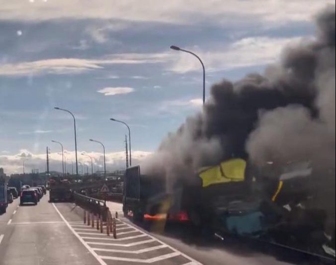 【有片】台66中豐路匝道火燒車 大貨車駕駛驚險逃生 火燒車 scaled e1693532497529
